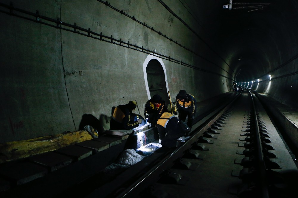 龙山铁路运营隧道病害现状